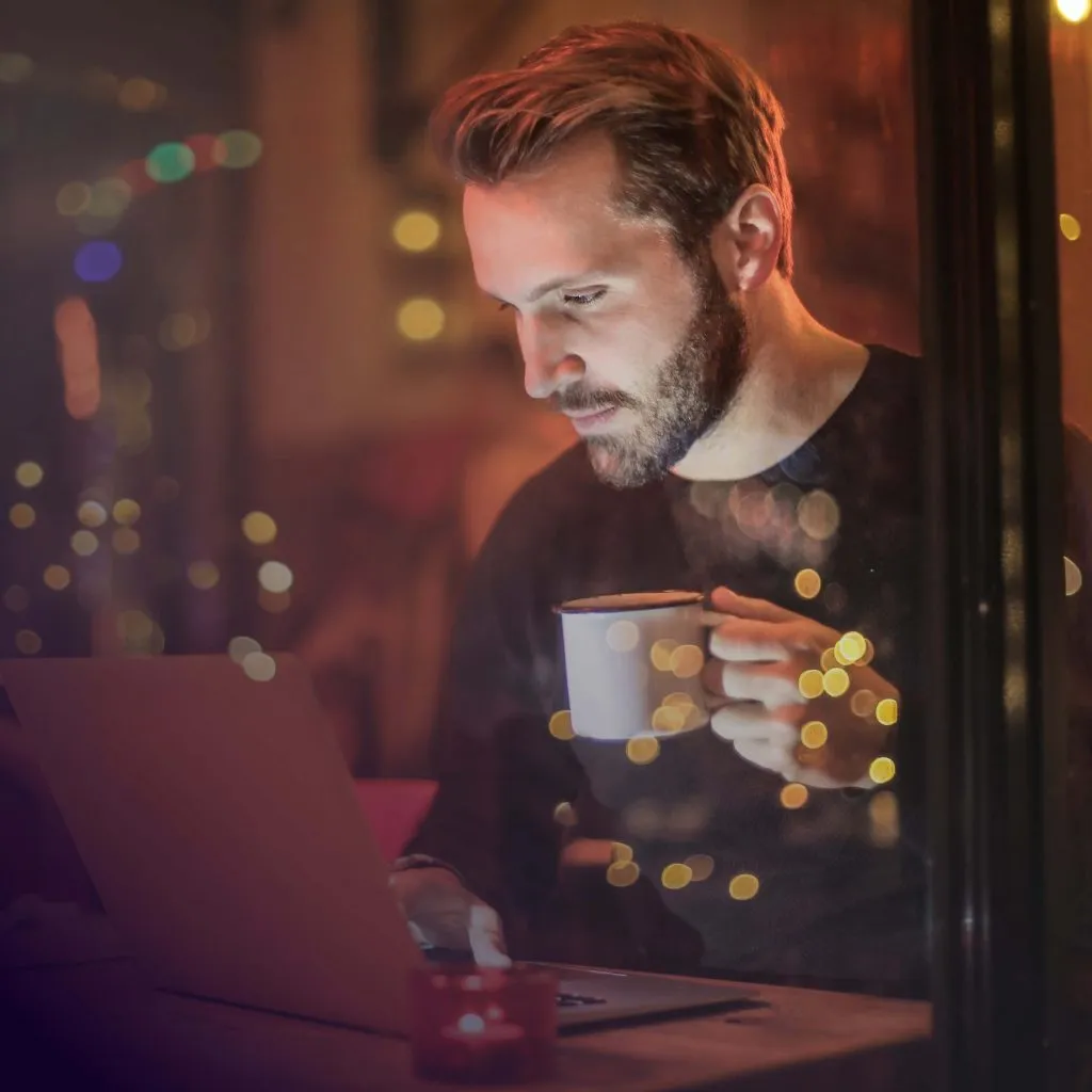 Vianočné online nakupovanie - muž